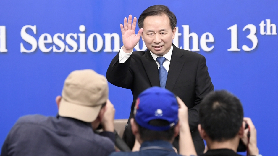 記者會開始前，李干杰向記者致意