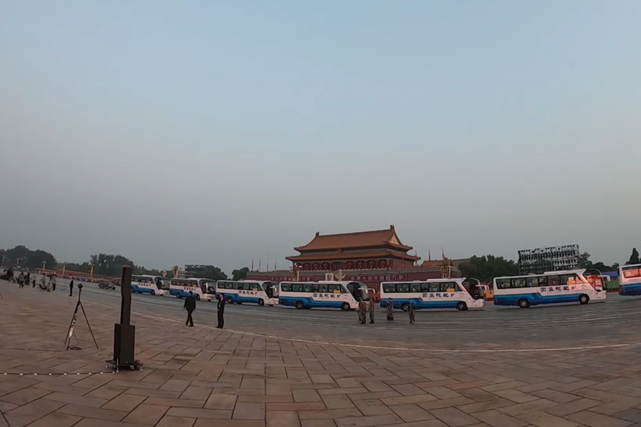 10月1日清晨的天安門城樓和長(zhǎng)安街，燈火通明，正在準(zhǔn)備慶祝大會(huì)的工作人員雖然緊張忙碌，但仍顯得井然有序