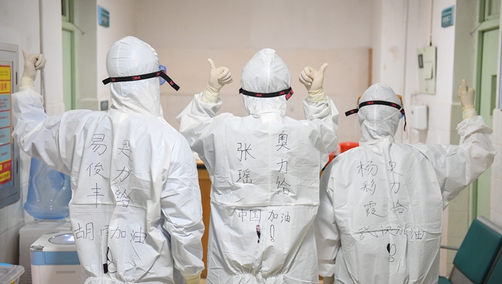 辛識(shí)平：白衣如戰(zhàn)袍，字字見(jiàn)仁心