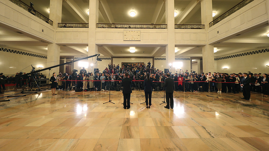 全國(guó)人大代表在&ldquo;代表通道&rdquo;接受采訪(fǎng)