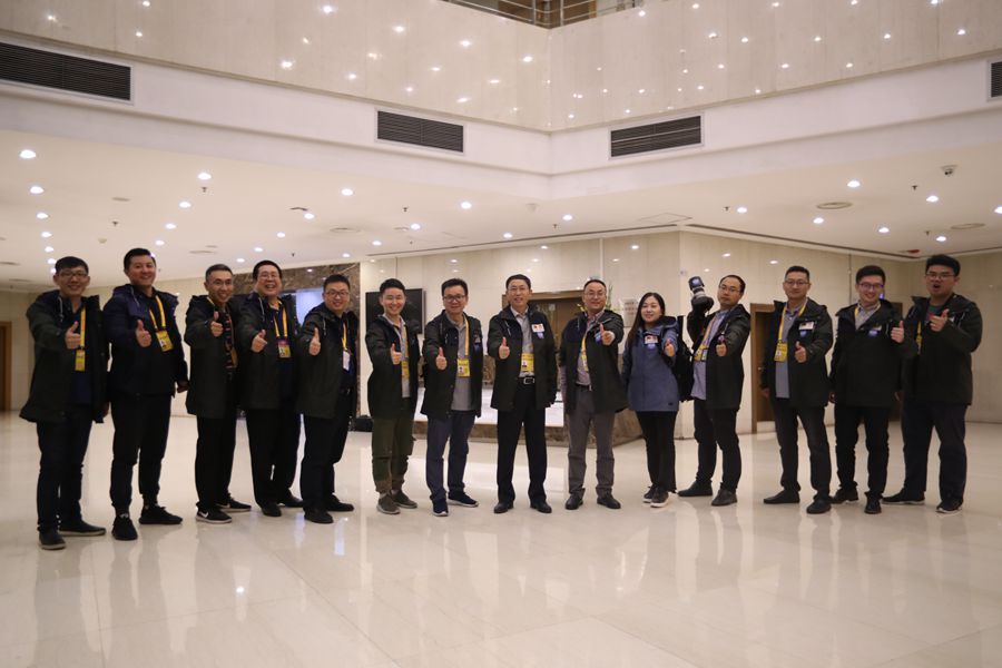 新華網(wǎng)國(guó)慶前方報(bào)道團(tuán)隊(duì)，出發(fā)啦！