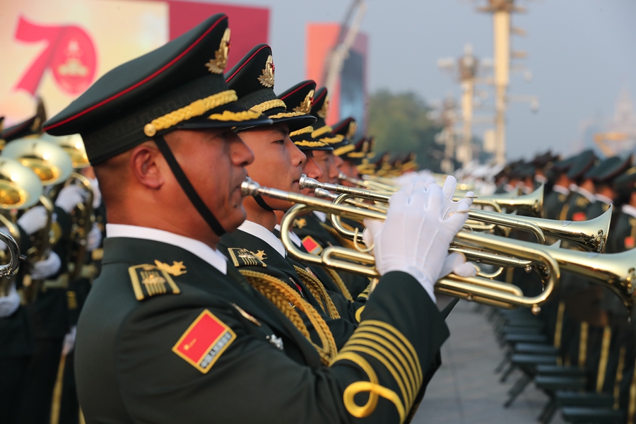 解放軍聯(lián)合軍樂團(tuán)在廣場(chǎng)就位后進(jìn)行準(zhǔn)備工作和試奏。據(jù)了解，解放軍聯(lián)合軍樂團(tuán)此次演奏是從開國(guó)大典至今歷次閱兵以來演奏曲目最多的一次，不少曲目是為此次閱兵量身打造的全新作品，此次也是歷次女演奏員最多的一次。