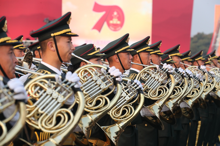 解放軍聯(lián)合軍樂團(tuán)在廣場(chǎng)就位后進(jìn)行準(zhǔn)備工作和試奏。據(jù)了解，解放軍聯(lián)合軍樂團(tuán)此次演奏是從開國(guó)大典至今歷次閱兵以來演奏曲目最多的一次，不少曲目是為此次閱兵量身打造的全新作品，此次也是歷次女演奏員最多的一次。