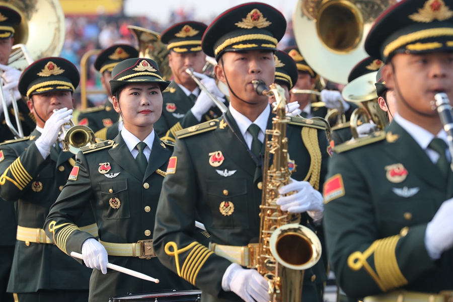 解放軍聯(lián)合軍樂團(tuán)在廣場(chǎng)就位后進(jìn)行準(zhǔn)備工作和試奏。據(jù)了解，解放軍聯(lián)合軍樂團(tuán)此次演奏是從開國(guó)大典至今歷次閱兵以來演奏曲目最多的一次，不少曲目是為此次閱兵量身打造的全新作品，此次也是歷次女演奏員最多的一次。