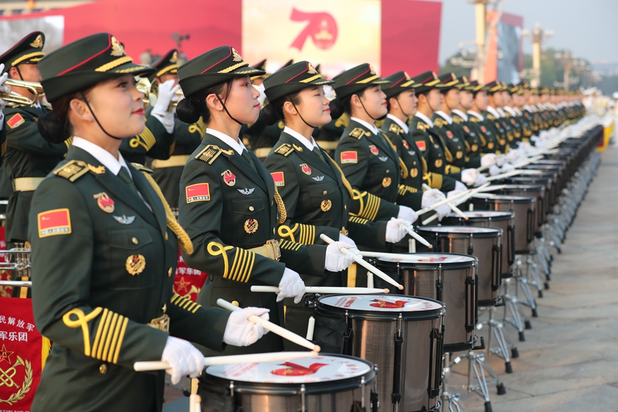 解放軍聯(lián)合軍樂團(tuán)在廣場(chǎng)就位后進(jìn)行準(zhǔn)備工作和試奏。據(jù)了解，解放軍聯(lián)合軍樂團(tuán)此次演奏是從開國(guó)大典至今歷次閱兵以來演奏曲目最多的一次，不少曲目是為此次閱兵量身打造的全新作品，此次也是歷次女演奏員最多的一次。