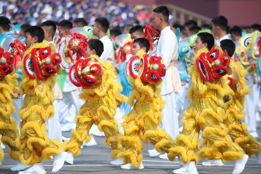 群眾大游行，歡樂的海洋！
