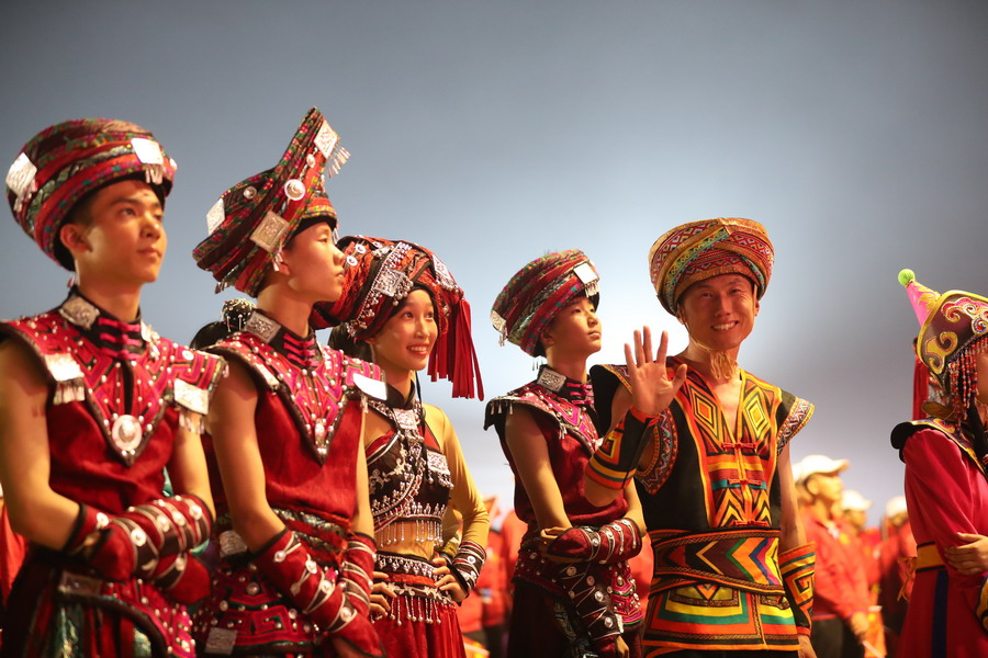 好兒好女好家園，齊心奔小康，共圓中國夢(mèng)