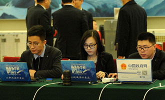 新華網(wǎng)、中國政府網(wǎng)記者在做直播準備