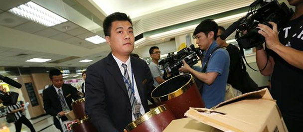 禮儀公司帶著遺體袋、骨灰壇協(xié)助處理善后