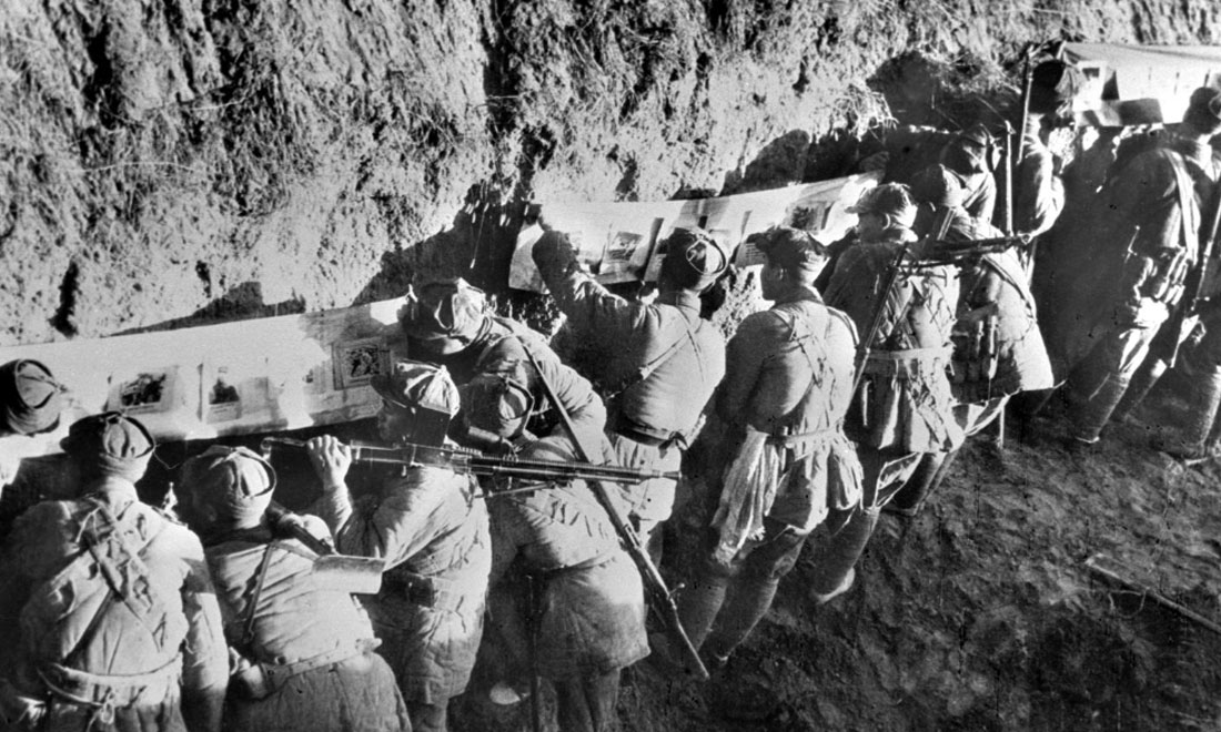 1948年冬，淮海戰(zhàn)役期間，雙堆集前沿陣地舉辦的戰(zhàn)地影展，深受解放軍戰(zhàn)士歡迎。新華社稿  袁克忠攝