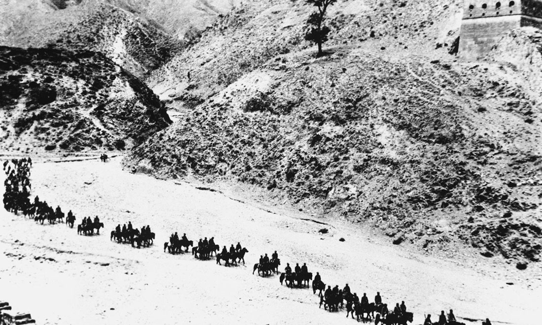 1937年11月太原失守后，八路軍向華北敵后挺進(jìn)，分兵發(fā)動(dòng)群眾，開展敵后游擊戰(zhàn)爭，創(chuàng)建敵后根據(jù)地。新華社稿　沙飛攝