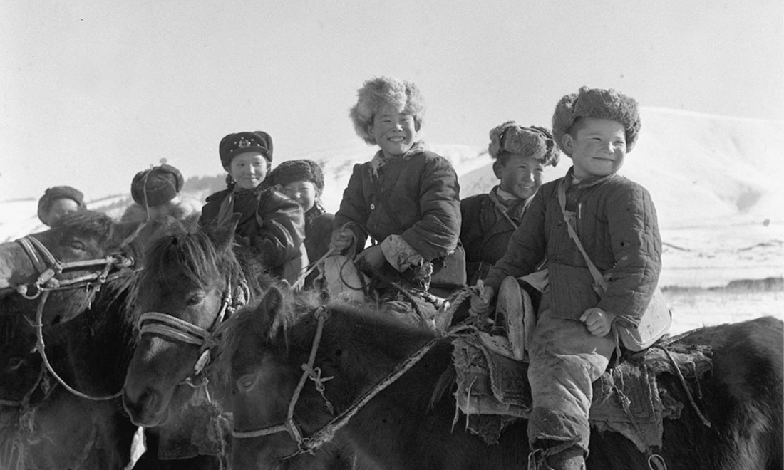1964年春，新疆伊犁哈薩克自治州昭蘇縣的哈薩克族小學(xué)生們。新華社記者武純展攝