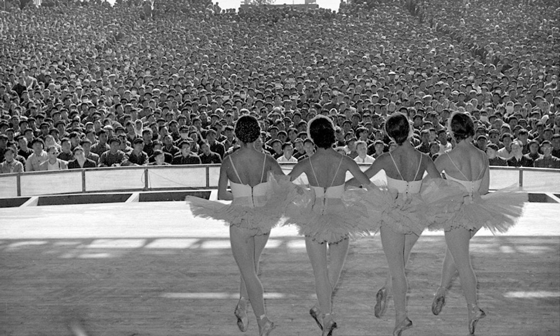 1957年10月，蘇聯(lián)國立新西伯利亞歌劇芭蕾舞劇院為北京石景山鋼鐵廠工人演出。新華社記者鄭震孫攝