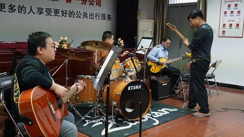 追夢中國人|侯孝輝：左手方向盤，右手麥克風(fēng)