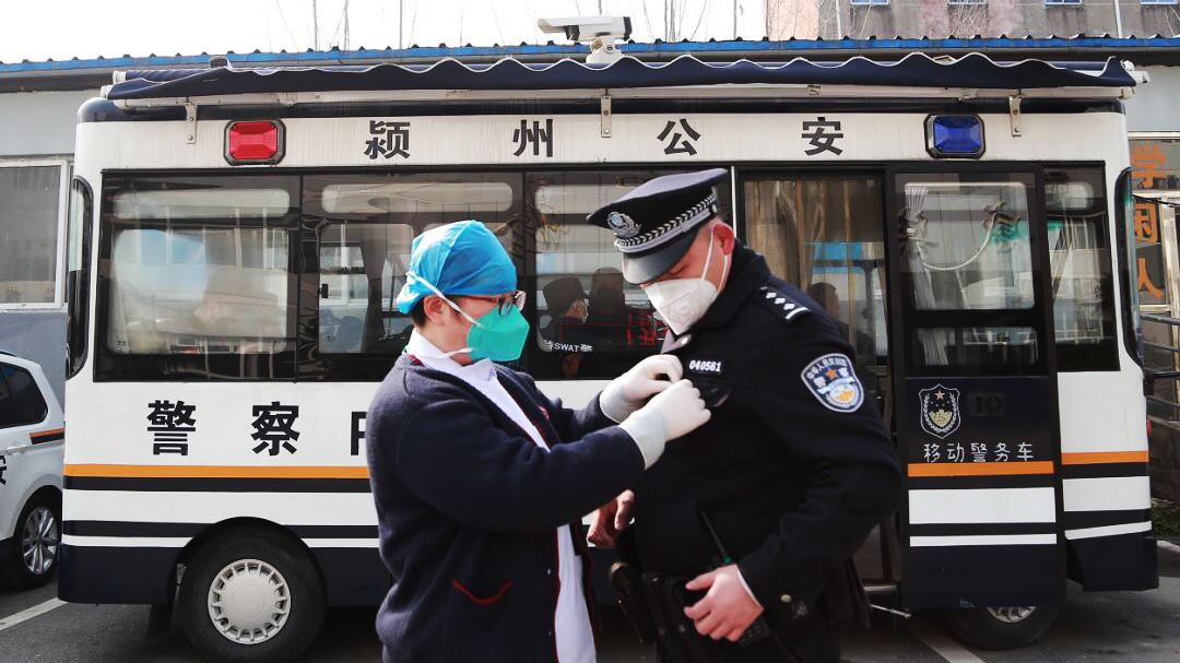 警察魏云龍：咫尺之間，各自奮戰(zhàn)