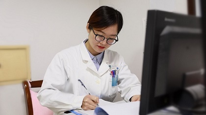 有才！這位女醫(yī)生自創(chuàng)說(shuō)唱視頻，讓科普更&ldquo;接地氣&rdquo;