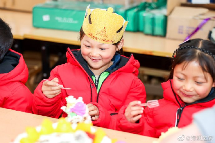 從暖身到暖心，海瀾之家的志愿者們不僅為孩子們帶去了學(xué)習(xí)用品，還帶去了生日蛋糕，給孩子們過(guò)了一個(gè)難忘的生日party。生長(zhǎng)在山區(qū)的他們，過(guò)生日也只能和在外打工的父母通個(gè)電話，許多孩子還是第一次和這么多人一起吹蠟燭許生日愿望。