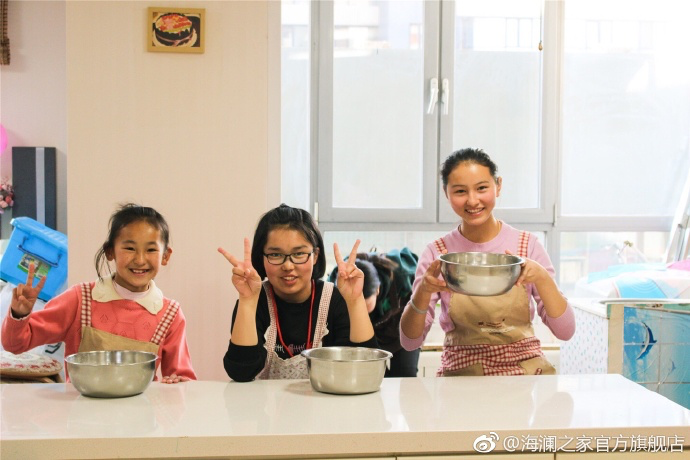 2017年 &ldquo;寒令營(yíng)&rdquo;團(tuán)隊(duì)從不同角度，為北疆山區(qū)的孩子們打開(kāi)了一個(gè)豐富的世界。來(lái)到北京，他們觀看了升旗儀式，參觀了故宮，走進(jìn)北京海洋館和動(dòng)物園。這次寒令營(yíng)，展現(xiàn)在他們面前的是此前從未看到過(guò)的世界，意義非凡。