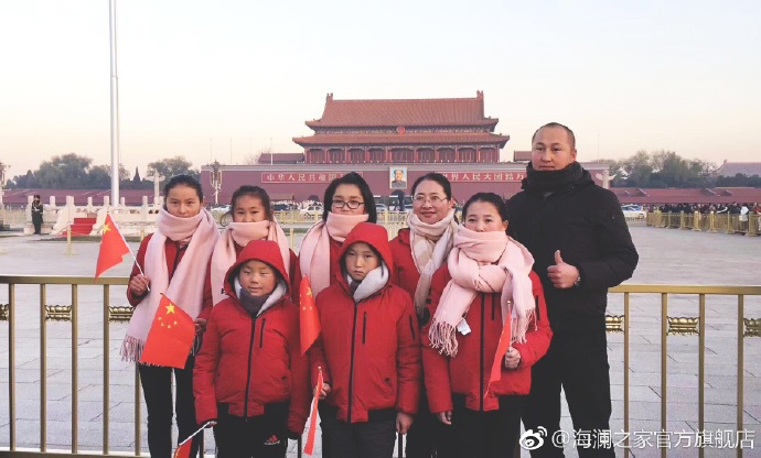 寒令營(yíng)的第一天，孩子們觀看了升旗儀式，走進(jìn)故宮暢聽(tīng)歷史故事。祖國(guó)的樣貌開(kāi)始在他們心里清晰，未來(lái)的希望開(kāi)始在他們心中發(fā)芽。海瀾之家&ldquo;多一克溫暖&rdquo;團(tuán)隊(duì)帶給孩子們精神世界的富足，照亮孩子們夢(mèng)想的啟蒙之路。