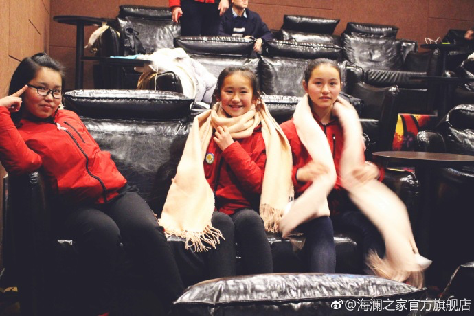 彼時(shí)恰逢《尋夢(mèng)環(huán)游記》上映，&ldquo;寒令營(yíng)&rdquo;的孩子們一起在電影院觀看了電影，平日里最鬧騰的孩子，在第一次看3D電影時(shí)也變得安靜專(zhuān)注。孩子們?cè)谶@段旅程中增長(zhǎng)了見(jiàn)識(shí)，一個(gè)更豐盛的世界就這樣打開(kāi)了。