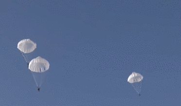 陸軍：陸航特戰(zhàn)深度融合 &ldquo;背靠背&rdquo;傘降聯(lián)訓