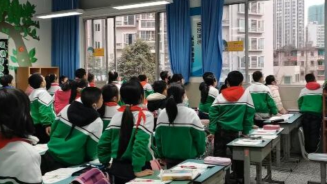 課上到一半，同學(xué)們卻把頭望向了外面！校長說：點(diǎn)贊！