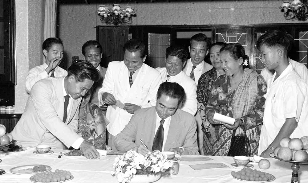 1955年4月25日，為迎接亞非會議而組織的萬隆人民委員會的代表請周恩來總理簽名留念。