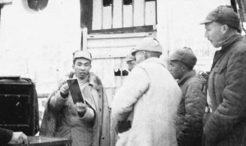 沙飛向參觀者講《晉察冀畫報》的制版情況。