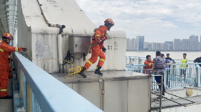 飛躍一撲！杭州消防員10秒救人