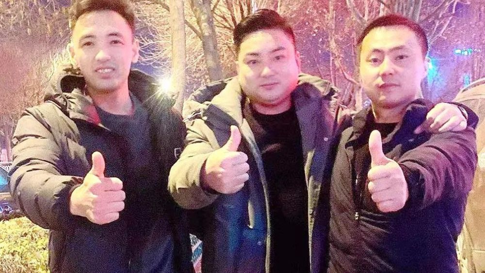 熱點快追｜路面結(jié)冰大貨車開始溜車！24塊&ldquo;救命石&rdquo;幫助緊急脫險