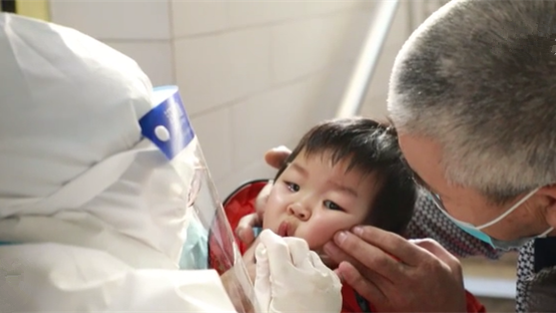 這一跪，謝謝你最美的&ldquo;核酸護(hù)士&rdquo;