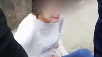 四川一女子墜河欲輕生，兩名消防員一躍而下