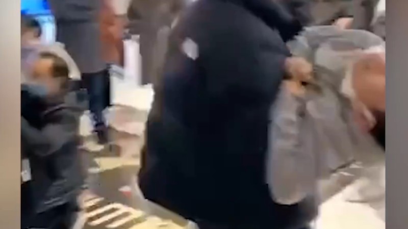 浙江一電影院發(fā)生事故多人送醫(yī)，現(xiàn)場(chǎng)家長(zhǎng)懷抱兒童奔走