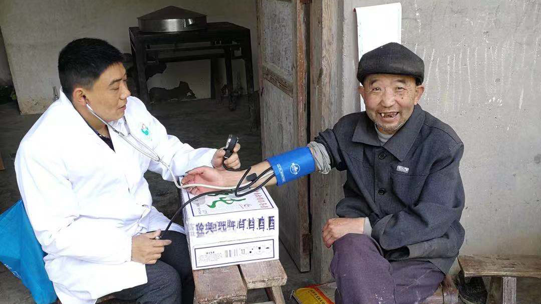 追夢中國人｜鄉(xiāng)村醫(yī)生譚明章：父子兩代堅守，致力鄉(xiāng)村醫(yī)療