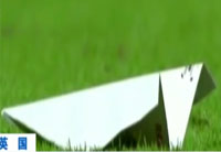 從天而降！球迷看臺(tái)玩丟紙飛機(jī)擊中球員