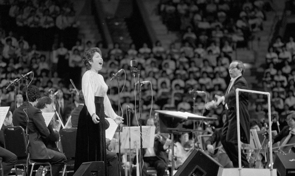 女高音歌唱家汪燕燕在香港&ldquo;黃河音樂節(jié)&rdquo;上演唱《黃河怨》。