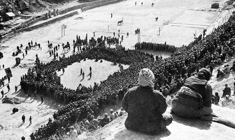 東北文代大會為慶祝斯大林70壽辰，由魯藝文工團(tuán)演出黃河大合唱。