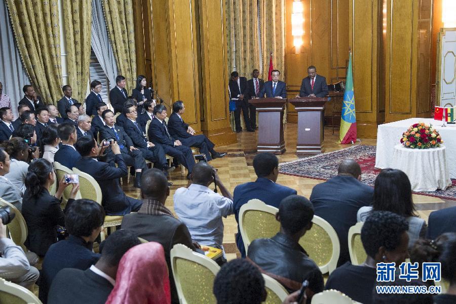 5月4日，國務(wù)院總理李克強(qiáng)在亞的斯亞貝巴與埃塞俄比亞總理海爾馬里亞姆舉行會談。這是會談后，李克強(qiáng)與海爾馬里亞姆共同會見記者。 新華社記者 王曄 攝