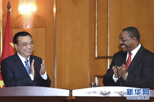 5月4日，國務(wù)院總理李克強(qiáng)在亞的斯亞貝巴與埃塞俄比亞總理海爾馬里亞姆舉行會談。這是會談結(jié)束后，李克強(qiáng)與海爾馬里亞姆共同會見記者。 新華社記者 李學(xué)仁 攝