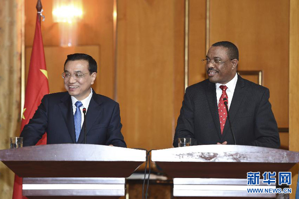 5月4日，國務(wù)院總理李克強(qiáng)在亞的斯亞貝巴與埃塞俄比亞總理海爾馬里亞姆舉行會談。這是會談后，李克強(qiáng)與海爾馬里亞姆共同會見記者。 新華社記者 李學(xué)仁 攝