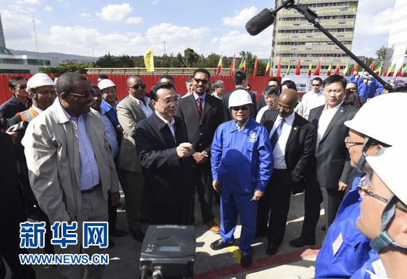 這是李克強(qiáng)與海爾馬里亞姆看望施工人員。新華社記者 李學(xué)仁 攝