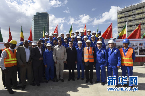 這是李克強(qiáng)同海爾馬里亞姆與施工人員合影留念。新華社記者 李學(xué)仁 攝