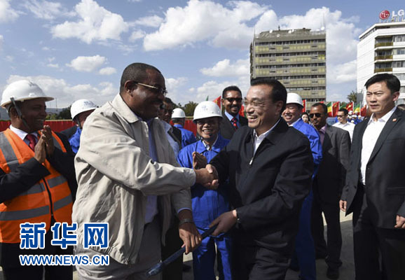 5月5日，中國國務(wù)院總理李克強(qiáng)考察亞的斯亞貝巴輕軌項(xiàng)目，埃塞俄比亞總理海爾馬里亞姆陪同。新華社記者 李學(xué)仁 攝