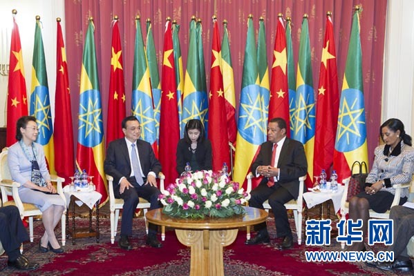 李克強總理夫人程虹、穆拉圖總統(tǒng)夫人梅阿扎參加會見。新華社記者王曄攝