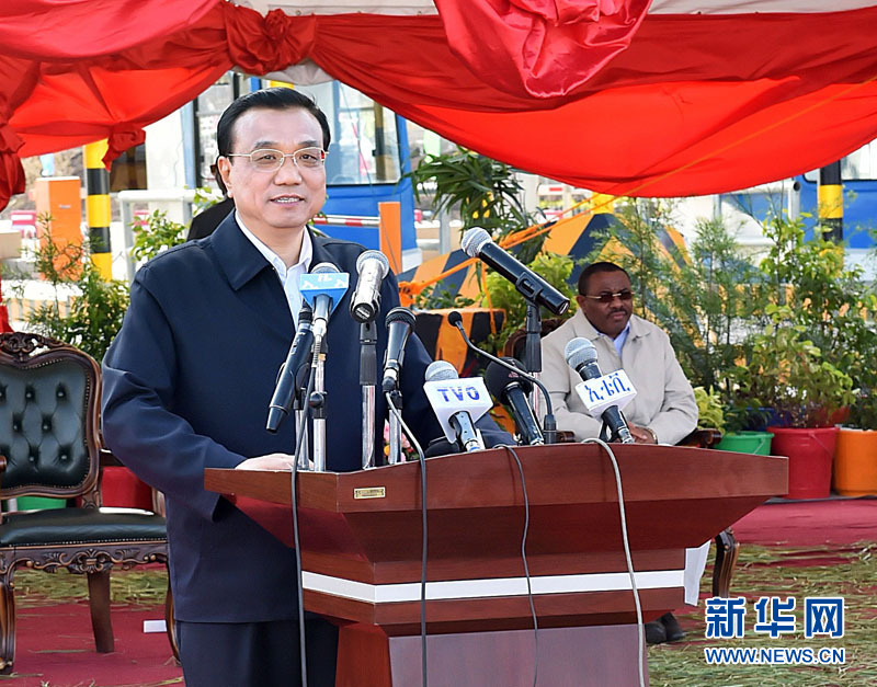 5月5日，國務(wù)院總理李克強(qiáng)與埃塞俄比亞總理海爾馬里亞姆共同出席亞的斯亞貝巴-阿達(dá)瑪高速公路一期竣工揭牌典禮，并為二期工程開工奠基剪彩。這是李克強(qiáng)在典禮上致辭。新華社記者 李濤 攝 