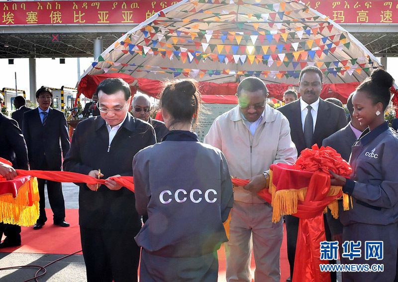 5月5日，中國國務(wù)院總理李克強(qiáng)與埃塞俄比亞總理海爾馬里亞姆共同出席亞的斯亞貝巴-阿達(dá)瑪高速公路一期竣工揭牌典禮，并為二期工程開工奠基剪彩。這是李克強(qiáng)與海爾馬里亞姆共同為亞的斯亞貝巴-阿達(dá)瑪高速公路二期工程開工剪彩。新華社記者 李濤 攝 