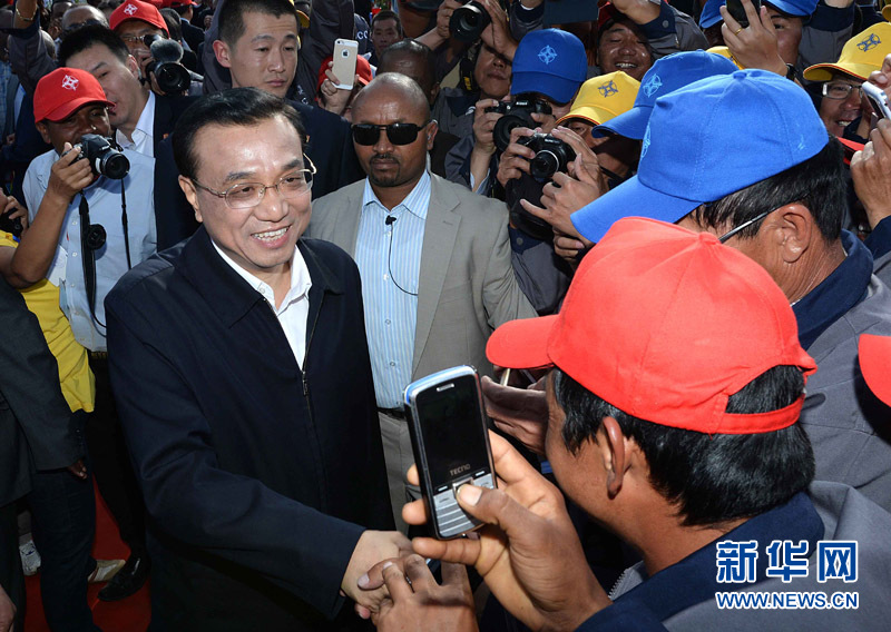 5月5日，中國國務(wù)院總理李克強(qiáng)與埃塞俄比亞總理海爾馬里亞姆共同出席亞的斯亞貝巴-阿達(dá)瑪高速公路一期竣工揭牌典禮，并為二期工程開工奠基剪彩。這是典禮結(jié)束后，李克強(qiáng)同工程施工人員親切交談。新華社記者 李濤 攝 