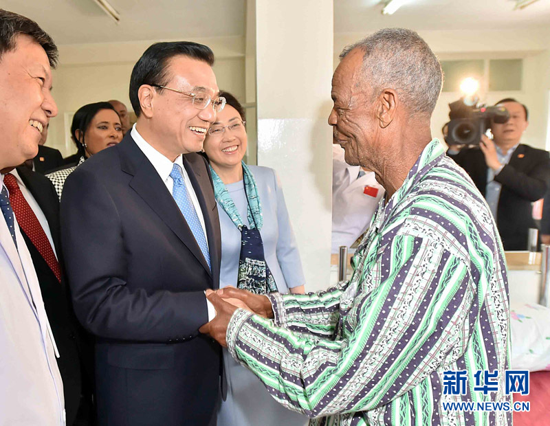 5月6日，中國國務院總理李克強與埃塞俄比亞總統(tǒng)穆拉圖一同來到亞的斯亞貝巴阿勒塔醫(yī)院，看望受益于中國免費白內障手術&ldquo;光明行&rdquo;活動的埃塞俄比亞患者。新華社記者 李濤 攝 