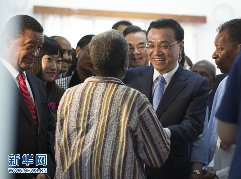 5月6日，中國國務院總理李克強與埃塞俄比亞總統(tǒng)穆拉圖一同來到亞的斯亞貝巴阿勒塔醫(yī)院，看望受益于中國免費白內障手術&ldquo;光明行&rdquo;活動的埃塞俄比亞患者。新華社記者 謝環(huán)馳 攝 