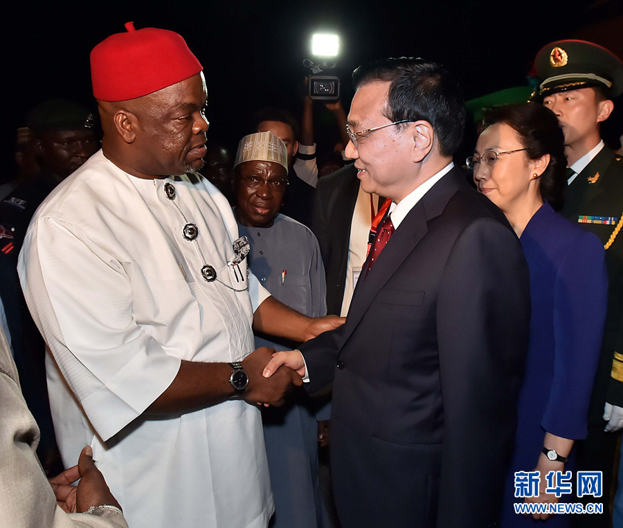     5月6日，應(yīng)尼日利亞總統(tǒng)喬納森邀請(qǐng)，國(guó)務(wù)院總理李克強(qiáng)乘專機(jī)抵達(dá)阿布賈國(guó)際機(jī)場(chǎng)，開(kāi)始對(duì)尼日利亞進(jìn)行正式訪問(wèn)。李克強(qiáng)總理夫人程虹同機(jī)抵達(dá)。新華社記者 李濤 攝 